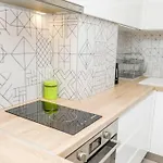 Charisma Apt - Lux At Top City Center Lägenhet